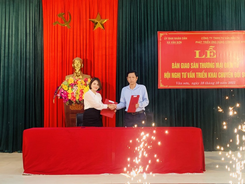 Đại diện UBND xã Vân Sơn và Công ty TNHH NYP ký kết bàn giao sàn thương mại điện tử.