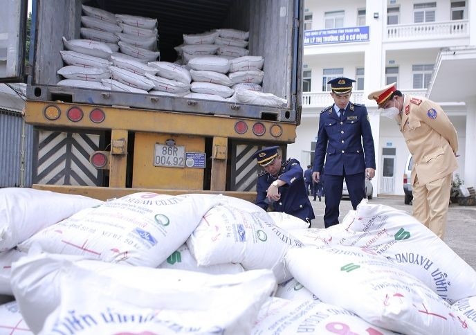 Lực lượng chức năng kiểm tra 35 tấn đường được chứa trong bao bì chữ Thái Lan