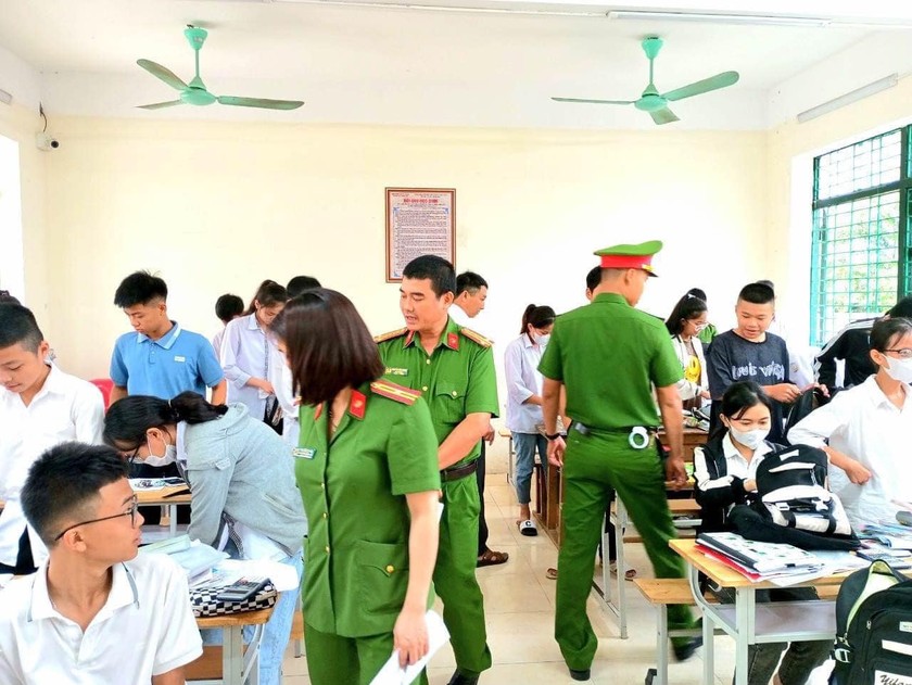 Lực lượng Công an kiểm tra việc chấp hành pháp luật của học sinh khi đến trường. 