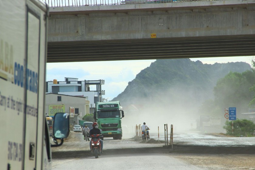 Cảnh bụi mù khi phương tiện lưu thông đoạn giao giữa Quốc lộ 7A với cao tốc Bắc - Nam thuộc địa bàn huyện Diễn Châu. Ảnh: Thiên Ý 