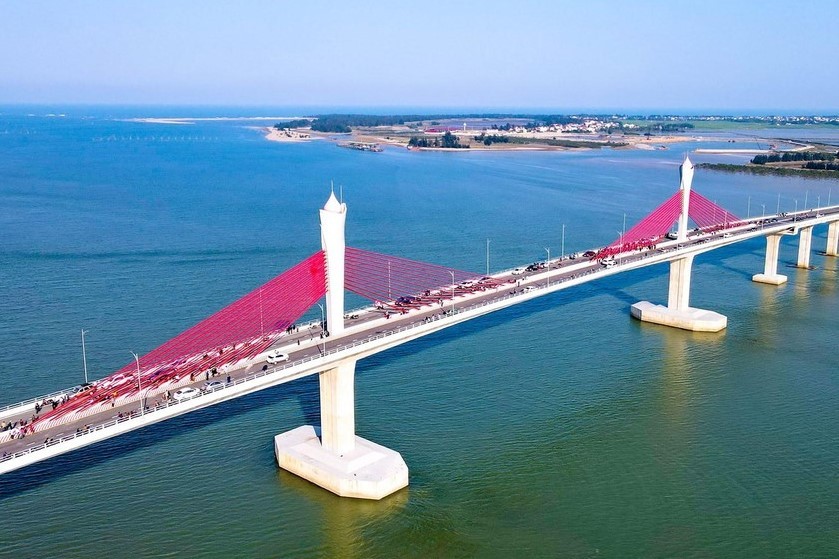 Cầu Cửa Hội bắc qua sông Lam nối hai tỉnh Nghệ An và Hà Tĩnh. Ảnh tư liệu 