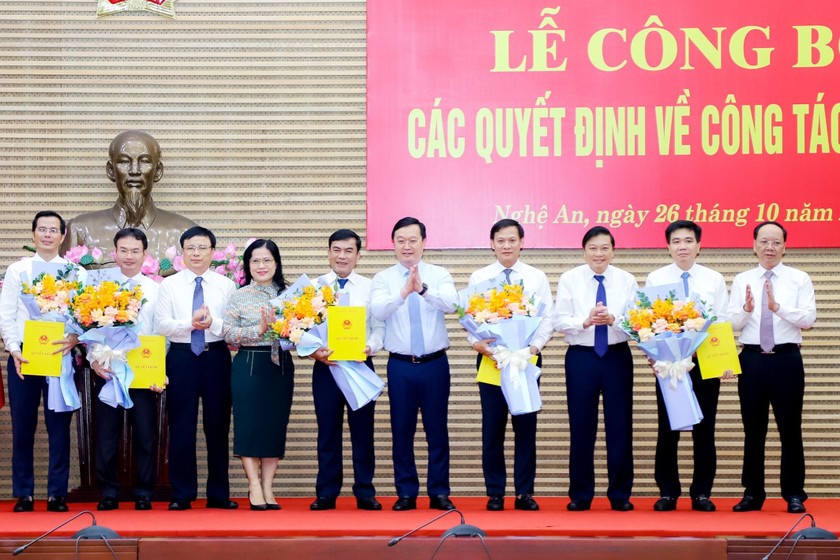 Chủ tịch UBND tỉnh Nghệ An Trao Quyết định điều động, bổ nhiệm cho các cán bộ.