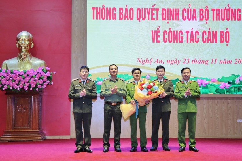 Lãnh đạo Công an tỉnh Nghệ An tặng hoa chúc mừng Đại tá Nguyễn Đức Hải. Ảnh: Công an Nghệ An.
