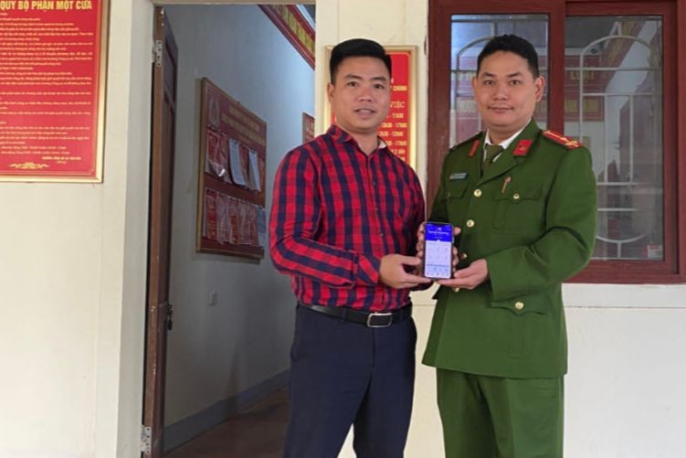 Công an chứng kiến anh Nguyễn Xuân Phúc thực hiện trả lại 719 triệu đồng cho chủ nhân.