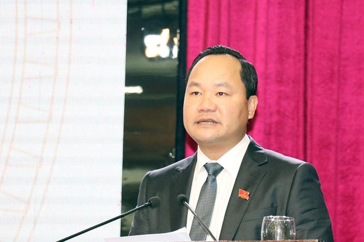 Ông Hoàng Quốc Việt - Giám đốc Sở Tài nguyên và Môi trường Nghệ An báo cáo tại kỳ họp.