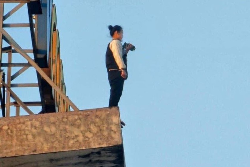 Thót tim cảnh cứu cô gái ngồi vắt vẻo trên nóc tòa nhà 25 tầng