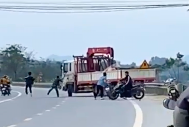 2 kẻ côn đồ dùng gậy đập phá xe tải trên đường quốc lộ 