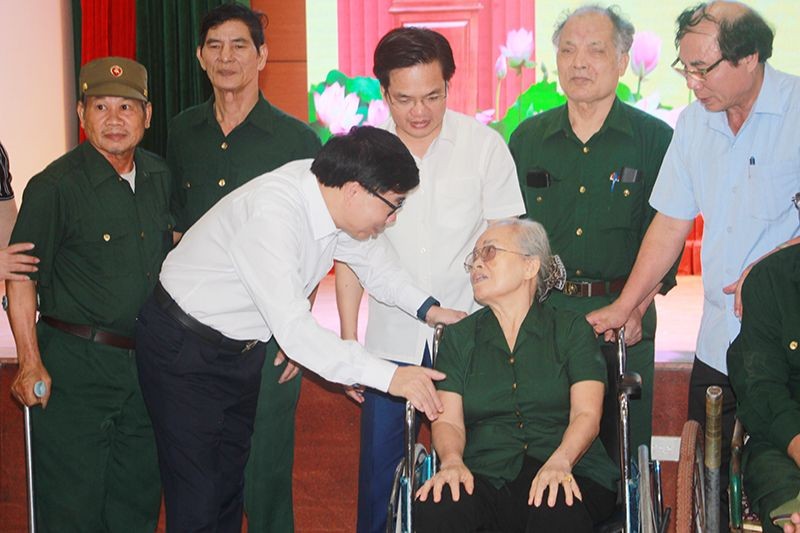 Lãnh đạo Tỉnh ủy Nghệ An thăm hỏi các thương binh đang điều trị tại Trung tâm Điều dưỡng thương binh Nghệ An. Ảnh minh họa.