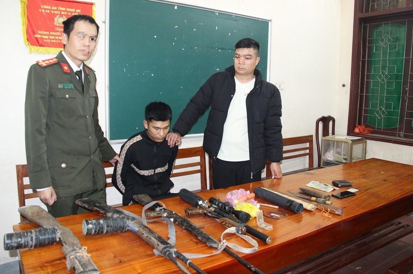 Đối tượng Kim Văn Huy bị bắt cùng nhiều vũ khí nguy hiểm.
