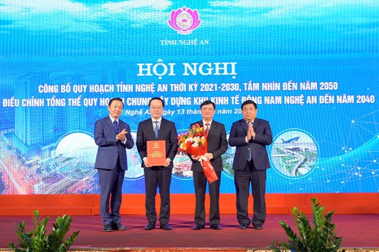 Phó Thủ tướng Chính phủ Trần Hồng Hà trao Quyết định phê duyệt Quy hoạch tỉnh Nghệ An thời kỳ 2021-2030, tầm nhìn đến năm 2050.