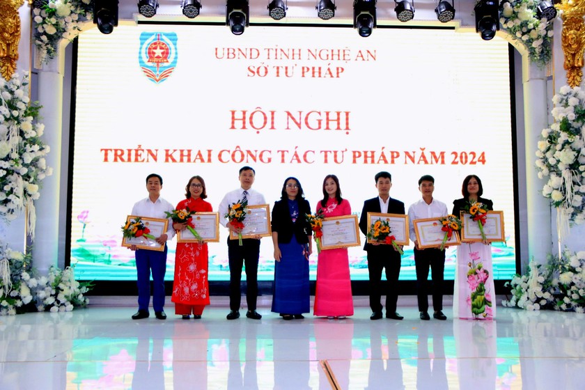 Giám đốc Sở Tư Pháp Nghệ An Hoàng Thị Thu Trang trao bằng khen của UBND tỉnh Nghệ An cho các tập thể, cá nhân có thành tích xuất sắc.