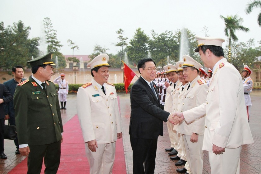 Chủ tịch Quốc hội chúc tết Công an tỉnh Nghệ An 
