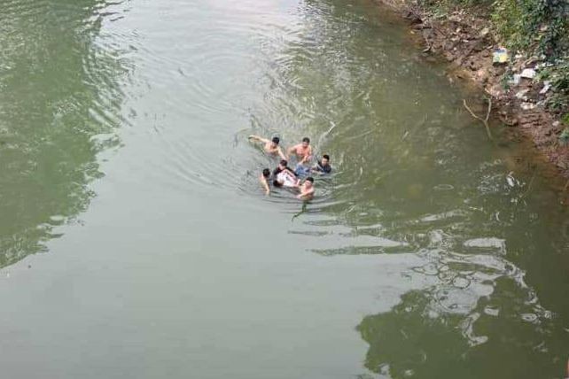 Nam thanh niên "gieo" mình xuống sông để lại chiếc xe máy điện