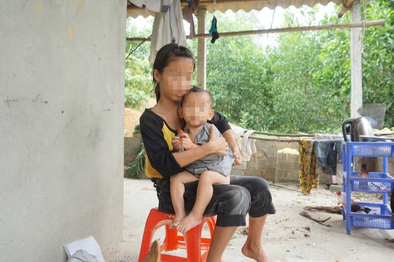 Hình ảnh hai chị em mồ côi cha, mẹ tại huyện Thanh Chương, Nghệ An. 