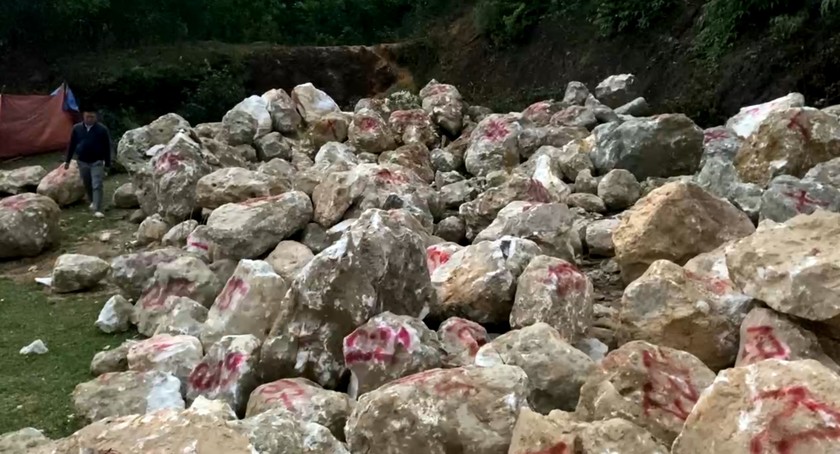 Hơn 400 tấn đá thạch anh thô khai thác trái phép tại khu vực tập kết thuộc xã Châu Hoàn, huyện Quỳ Châu.