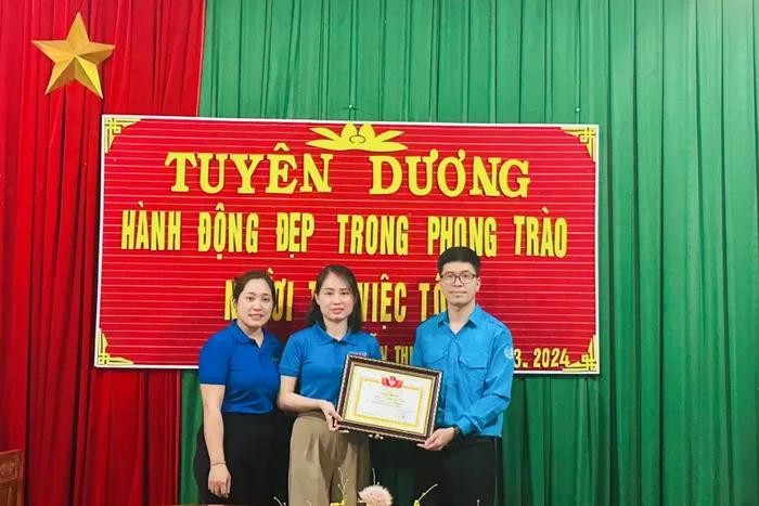 Đoàn xã Diễn Thịnh, huyện Diễn Châu tặng giấy khen cho chị Trần Thị Thảo.