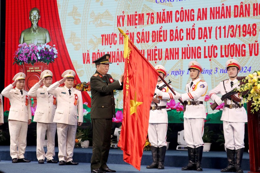 Đại tướng Tô Lâm - Bộ trưởng Bộ Công an trao tặng danh hiệu Anh hùng Lực lượng vũ trang Nhân dân cho Công an tỉnh Nghệ An. 