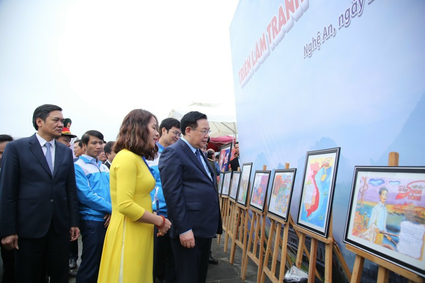 Chủ tịch Quốc hội Vương Đình Huệ ngắm nhìn 15 tác phẩm "Theo dòng lịch sử".