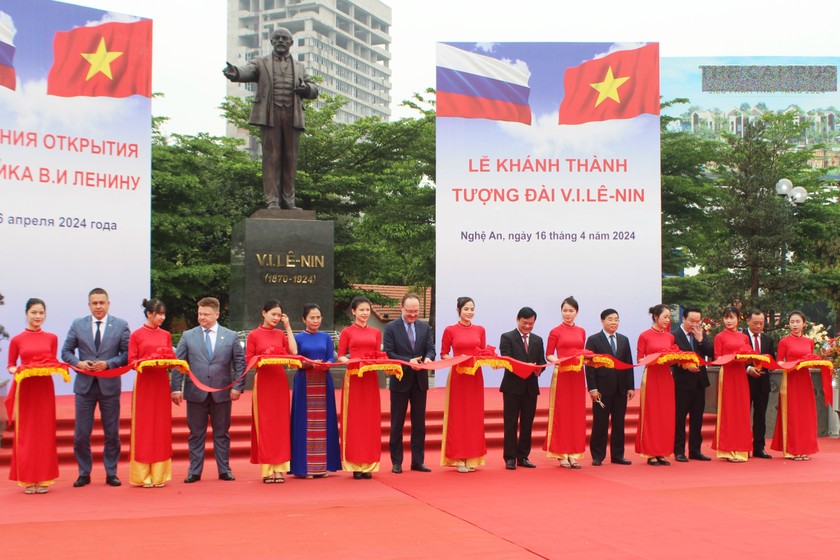 Lãnh đạo hai tỉnh Nghệ An và tỉnh U-li-a-nốp cắt băng khánh thành tượng đài V.l.Lênin.