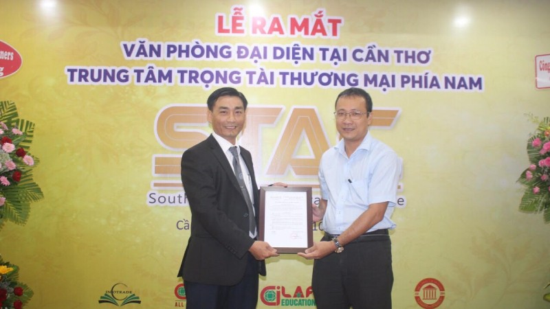 Ông Lê Thanh Trang, Phó Giám đốc Sở Tư pháp Cần Thơ trao Quyết định thành lập Văn phòng đại diện Trung tâm trọng tài thương mại phía Nam ại Cần Thơ cho Luật sư Võ Hoàng Tâm.