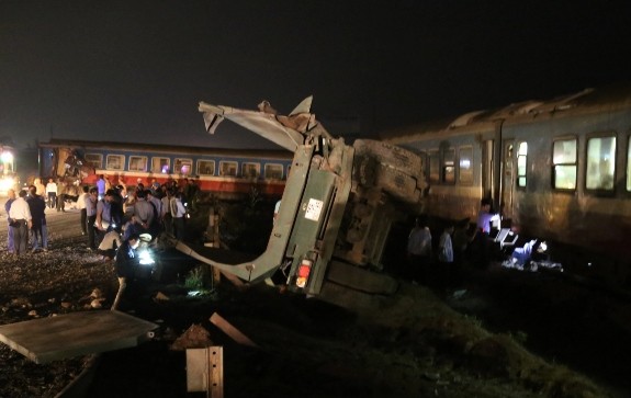 Hiện trường vụ tai nạn nghiêm trọng giữa tàu hỏa và xe tải.