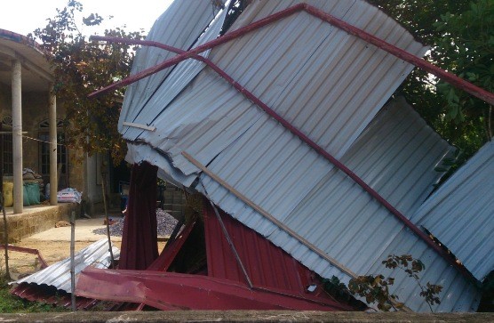 Trận lốc làm sập 1 nhà dân ở xã Vĩnh Sơn