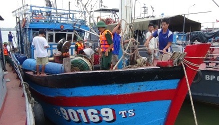 Tàu cá HT 90169-TS cùng 14 ngư dân được cứu hộ vào bờ an toàn.