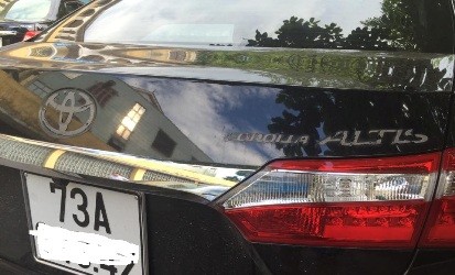 Một chiếc Toyota Corolla Altis bị kẻ gian cạy phá, lấy đi logo, cần gạt nước và la zăng. Ảnh: CTV