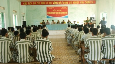 Hơn 100 phạm nhân là nam thanh niên ở Trại giam Đồng Sơn đã được tiếp cận kiến thức về pháp luật.