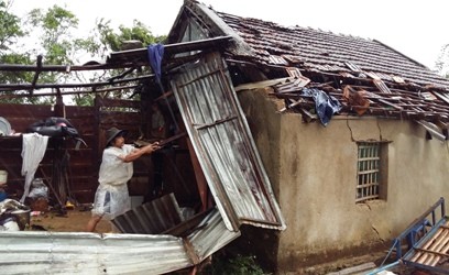 Ông Trương Minh Tuệ, ở tiểu khu Thống Nhất, thị trấn Nông trường Việt Trung, huyện Bố Trạch (Quảng Bình) bên căn nhà tan hoang sau trận lốc dữ.