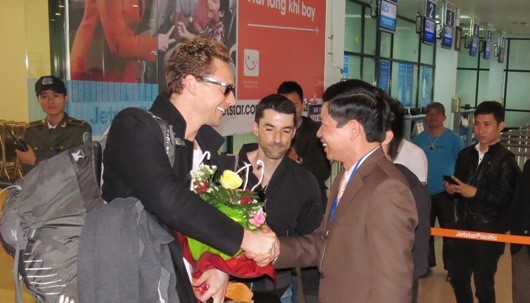 Đại diện lãnh đạo tỉnh Quảng Bình tặng hoa cho nam diễn viên Tom Hiddleston tại Sân bay Đồng Hới. Ảnh: T.N.Phong