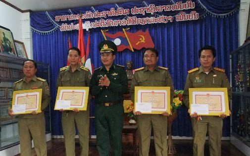  Thượng tá Phạm Xuân Diệu (giữa) - Chỉ huy trưởng BĐBP tỉnh Quảng Bình trao bằng khen của Bộ Quốc phòng VN cho lực lượng đánh án nước bạn.