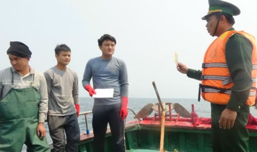 Lực lượng BĐBP kiểm tra hành chính đối với 1 trong 6 tàu cá Trung Quốc vi phạm lãnh hải Việt Nam.