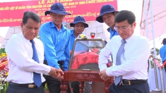 Đại diện lãnh đạo 2 tỉnh Khăm Muộn và Quảng Bình đón các anh hùng liệt sĩ trở về yên nghỉ trong lòng đất mẹ.