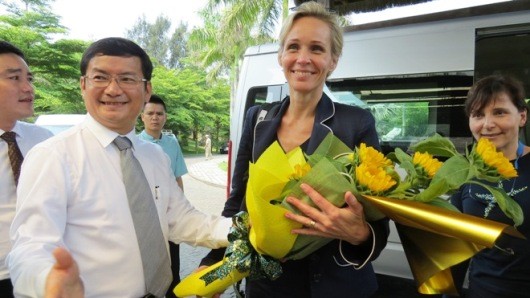 Ông Trần Tiến Dũng - Phó chủ tịch UBND tỉnh Quảng Bình tặng hoa đón mừng bà Camilla Mellander - Đại sứ Thụy Điển. Ảnh: T.N.Phong