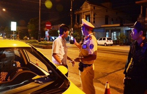 Lực lượng liên ngành tiến hành kiểm tra chất ma túy đối với tài xế điều khiển taxi tại Quảng Bình.