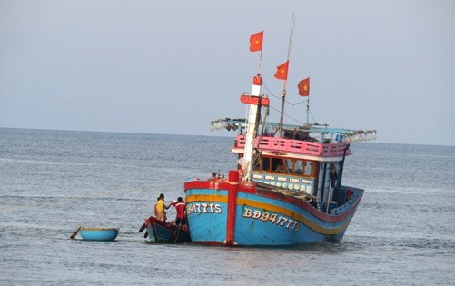 Tàu cá BĐ 94177 TS cùng 14 ngư dân đang bị mắc cạn trên cửa biển Nhật Lệ.