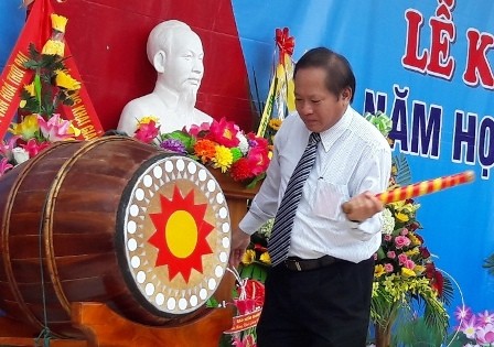 Bộ trưởng Trương Minh Tuấn đánh hồi trống khai giảng năm học mới tại Trường THPT Đồng Hới. Ảnh: Thanh Sơn