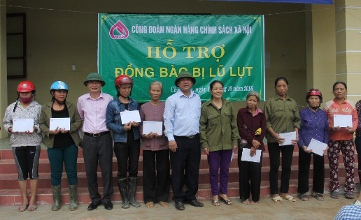 Lãnh đạo VBSP trao quà hỗ trợ cho đồng bào vùng rốn lũ Châu Hóa.