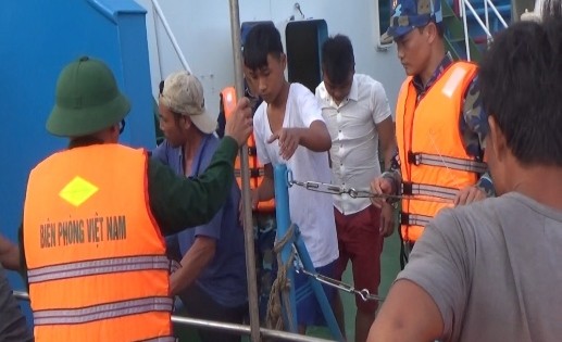 BĐBP Quảng Bình đưa các ngư dân vào bờ an toàn (Ảnh do BĐBP cung cấp).