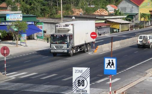 Quốc lộ 1 qua tỉnh Quảng Bình đã mang lại bộ mặt mới cho việc phát triển kinh tế cũng như an ninh quốc phòng. Ảnh: Đắc Bình