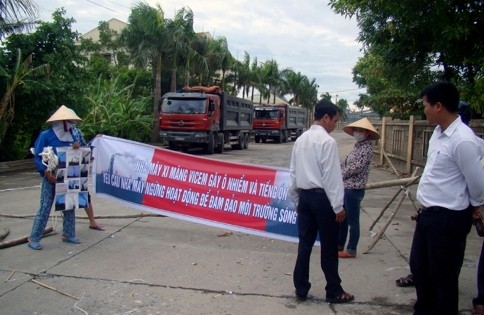 Người dân bức xúc lập rào chắn ngăn cản hoạt động của Nhà máy xi măng Vạn Ninh. Ảnh: Thanh Long