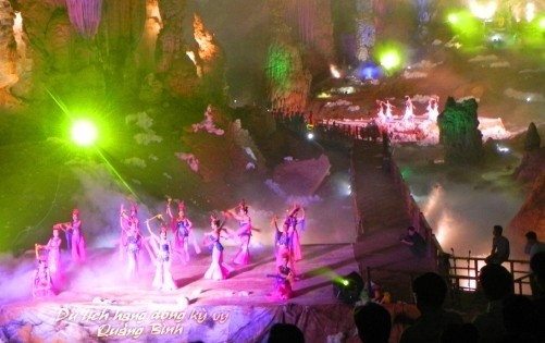 Chương trình nghệ thuật “Du lịch hang động kỳ vĩ Quảng Bình” được tổ chức hoành tráng trong động Thiên Đường vào năm 2011. Ảnh: T.N.Phong