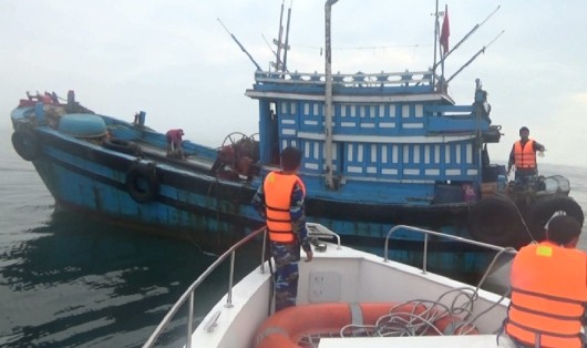 Một trong 4 tàu cá giã cào trái phép của ngư dân Quảng Ngãi bị lực lượng BĐBP bắt quả tang.