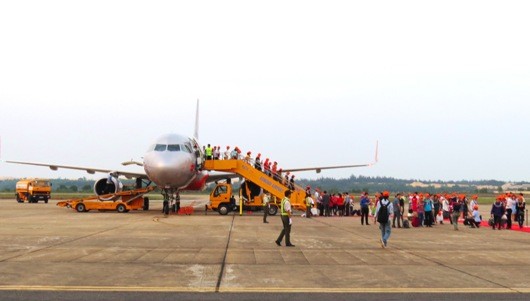 Những hành khách đầu tiên trên chuyến bay Cát Bi (Hải Phòng) - Đồng Hới (Quảng Bình).
