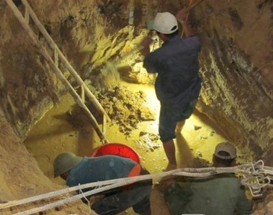 Một hầm chôn tập thể được phát hiện và đào sâu trong vườn nhà ông Phong. Ảnh: CTV