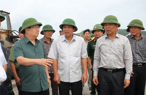  Phó Thủ tướng Trịnh Đình Dũng cùng lãnh đạo tỉnh Quảng Bình kiểm tra công tác phòng chống bão tại cảng La, tỉnh Quảng Bình.