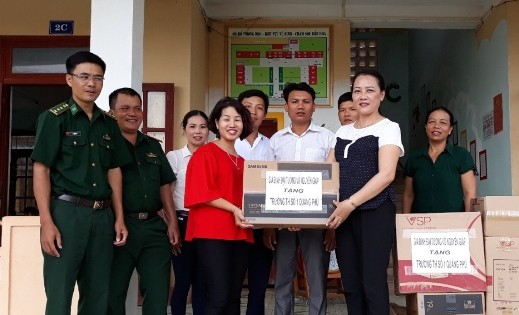 Gia đình Đại tướng võ Nguyên Giáp trao quà cho Trường Tiểu học Số 1 Quảng Phú.
