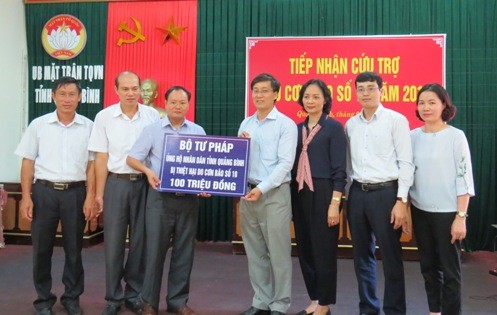 Thứ trưởng Nguyễn Khánh Ngọc cùng Đoàn công tác Bộ Tư pháp trao quà ủng hộ cho tỉnh Quảng Bình