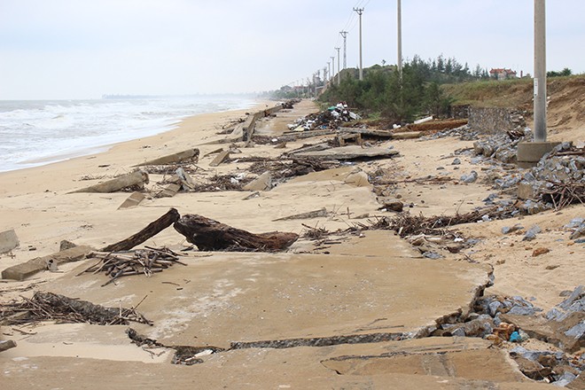 Hàng trăm mét bờ kè tại làng biển Lý Hòa bị sóng đánh tan tành - Ảnh Nguyễn Tấn.